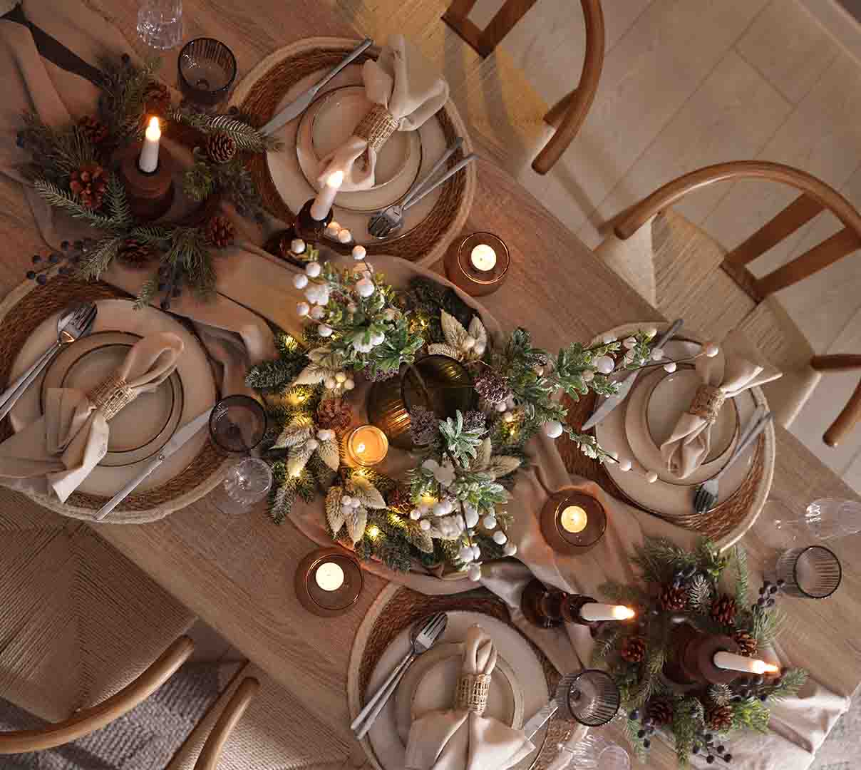 Juleborddækning med julens farver og fine detaljer